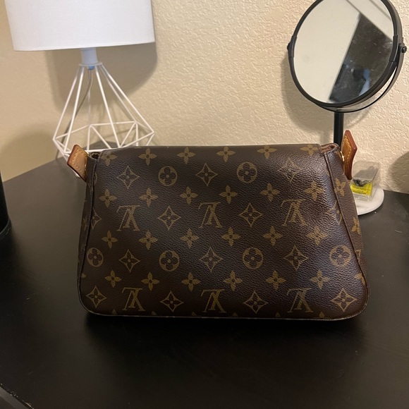 Louis Vuitton - Picture 3 of 10